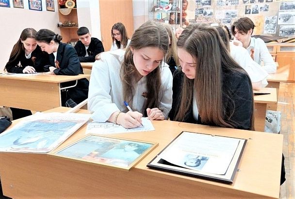 В школах и техникумах Краснодарского края прошли «Разговоры о важном» ко Дню Победы