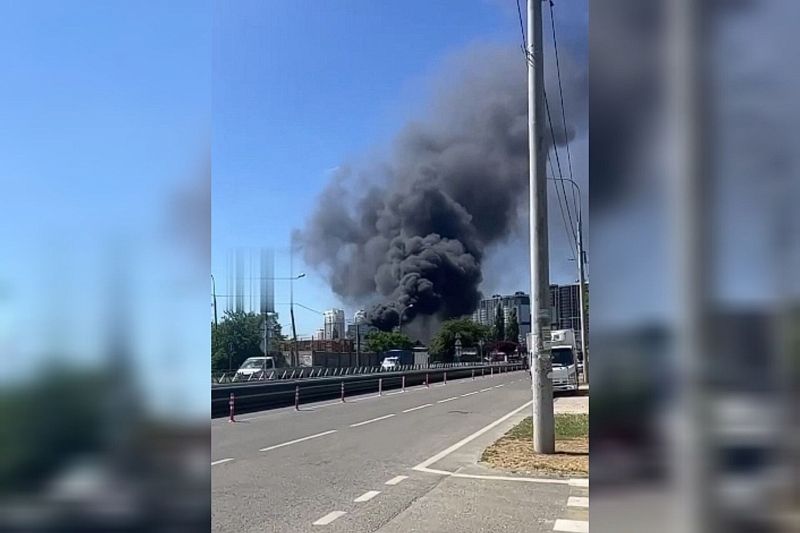 Крупный пожар на складе с легковоспламеняющимися жидкостями произошел в Краснодаре