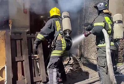 Пожар на складе с легковоспламеняющимися жидкостями потушили в Краснодаре. Есть пострадавший 