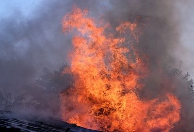 Крупный пожар произошел на овощной базе под Краснодаром