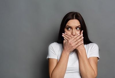 Гастроэнтеролог назвал 4 причины неприятного запаха изо рта