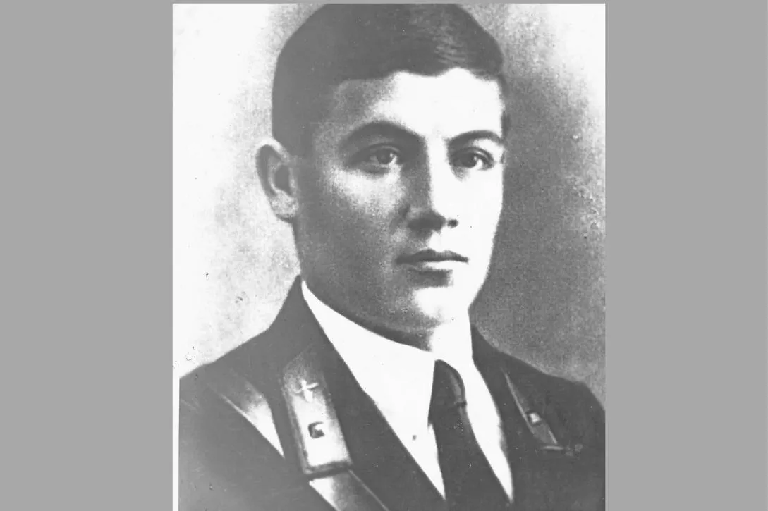 30 июля 1942 года в небе над Белой Глиной был подбит советский самолет-разведчик Пе-2. Летчики увели пылающую машину в сторону от хлебного поля и поселка. Командир экипажа капитан Борис Стучков смог выпрыгнуть с парашютом и выжил, второй летчик сержант Сергей Белоусов (на снимке) сгорел в кабине самолета. 30 июля 1942 года в небе над Белой Глиной был подбит советский самолет-разведчик Пе-2. Летчики увели пылающую машину в сторону от хлебного поля и поселка. Командир экипажа капитан Борис Стучков смог выпрыгнуть с парашютом и выжил, второй летчик сержант Сергей Белоусов (на снимке) сгорел в кабине самолета.