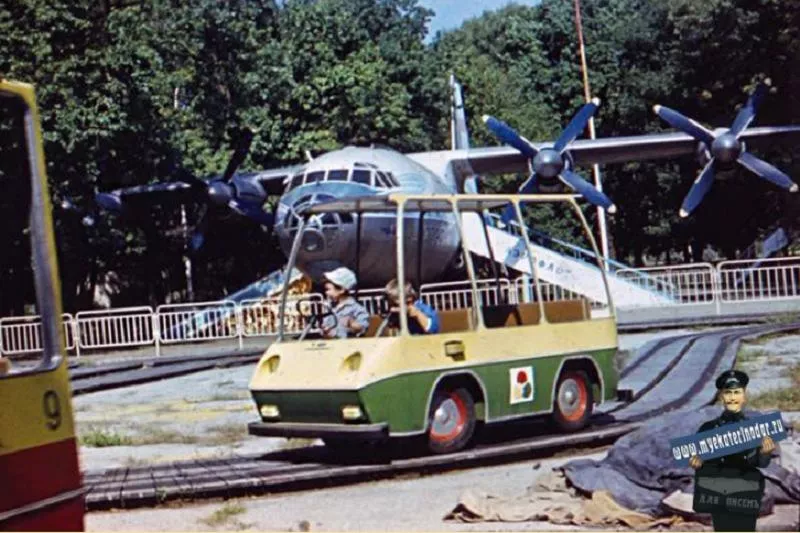 Детский кинотеатр «Аннушка» в Первомайской роще, 1981 год. Детский кинотеатр «Аннушка» в Первомайской роще, 1981 год.