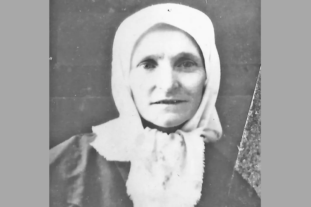 Во время кровопролитного боя на полях совхоза «Белоглинский», заметив фашистский танк, который двигался на детей, прятавшихся в окопе, мать семерых детей Мария Кузьминична Шуклинова взяла самого младшего на руки и вышла навстречу стальной махине: «Куда прешь! Дети тут! Дети!» – кричала женщина. Танк остановился и, немного постояв, двинулся в другую сторону. Благодаря подвигу женщины дети остались живы. Во время кровопролитного боя на полях совхоза «Белоглинский», заметив фашистский танк, который двигался на детей, прятавшихся в окопе, мать семерых детей Мария Кузьминична Шуклинова взяла самого младшего на руки и вышла навстречу стальной махине: «Куда прешь! Дети тут! Дети!» – кричала женщина. Танк остановился и, немного постояв, двинулся в другую сторону. Благодаря подвигу женщины дети остались живы.