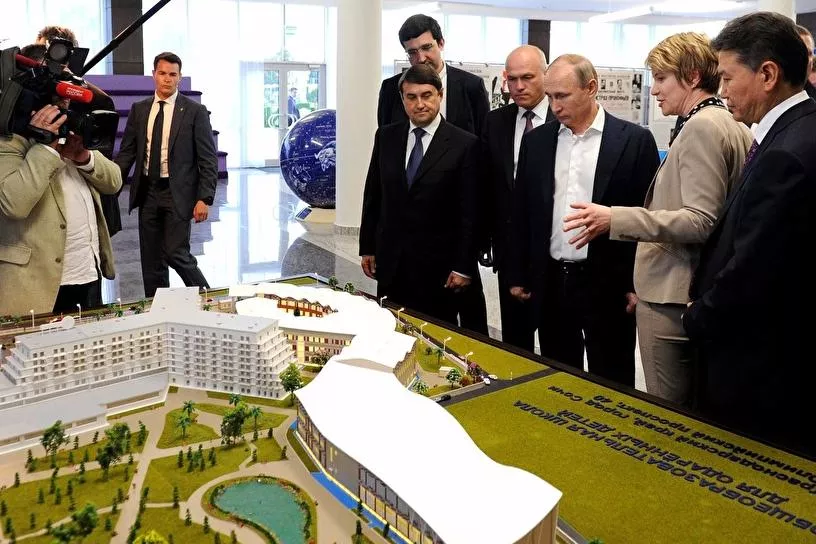 Президент России Владимир Путин в образовательном центре для одарённых детей "Сириус" Президент России Владимир Путин в образовательном центре для одарённых детей "Сириус"