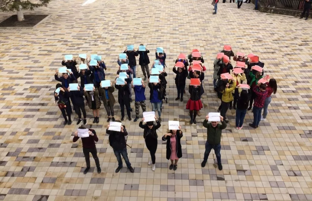 Участники флешмоба в Краснодаре и Крымске Участники флешмоба в Краснодаре и Крымске