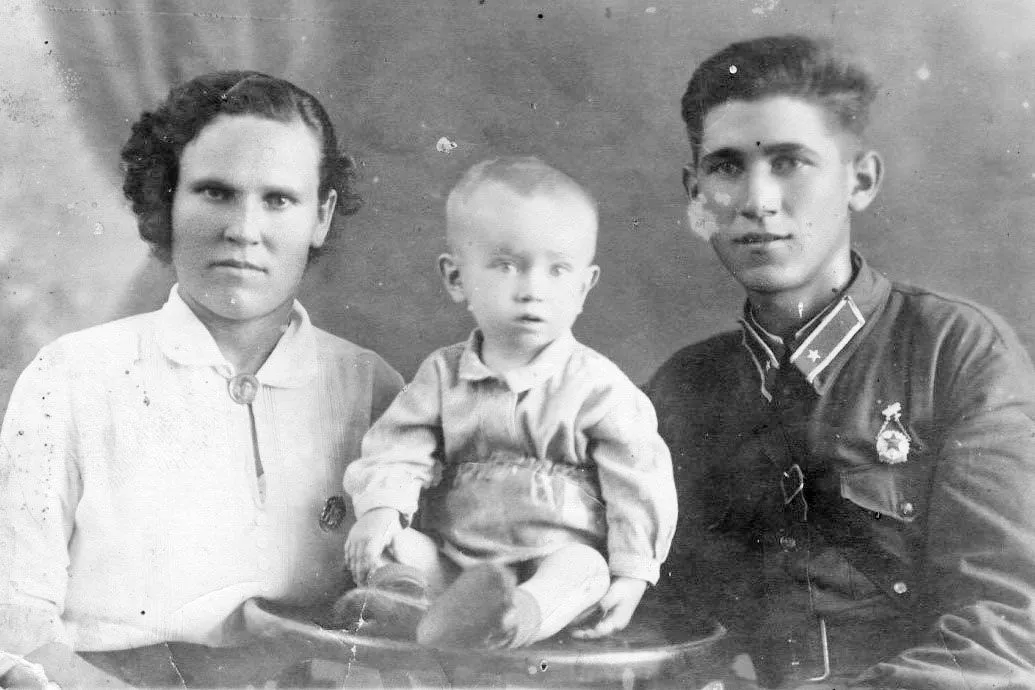 От рук фашистских карателей погибла известная в Белой Глине трактористка, участница слета комбайнеров в 1935 году в Москве, которой лично Иосиф Сталин вручал орден «Знак Почета» Александра Журавлева (на довоенном снимке – с сыном и мужем). От рук фашистских карателей погибла известная в Белой Глине трактористка, участница слета комбайнеров в 1935 году в Москве, которой лично Иосиф Сталин вручал орден «Знак Почета» Александра Журавлева (на довоенном снимке – с сыном и мужем).