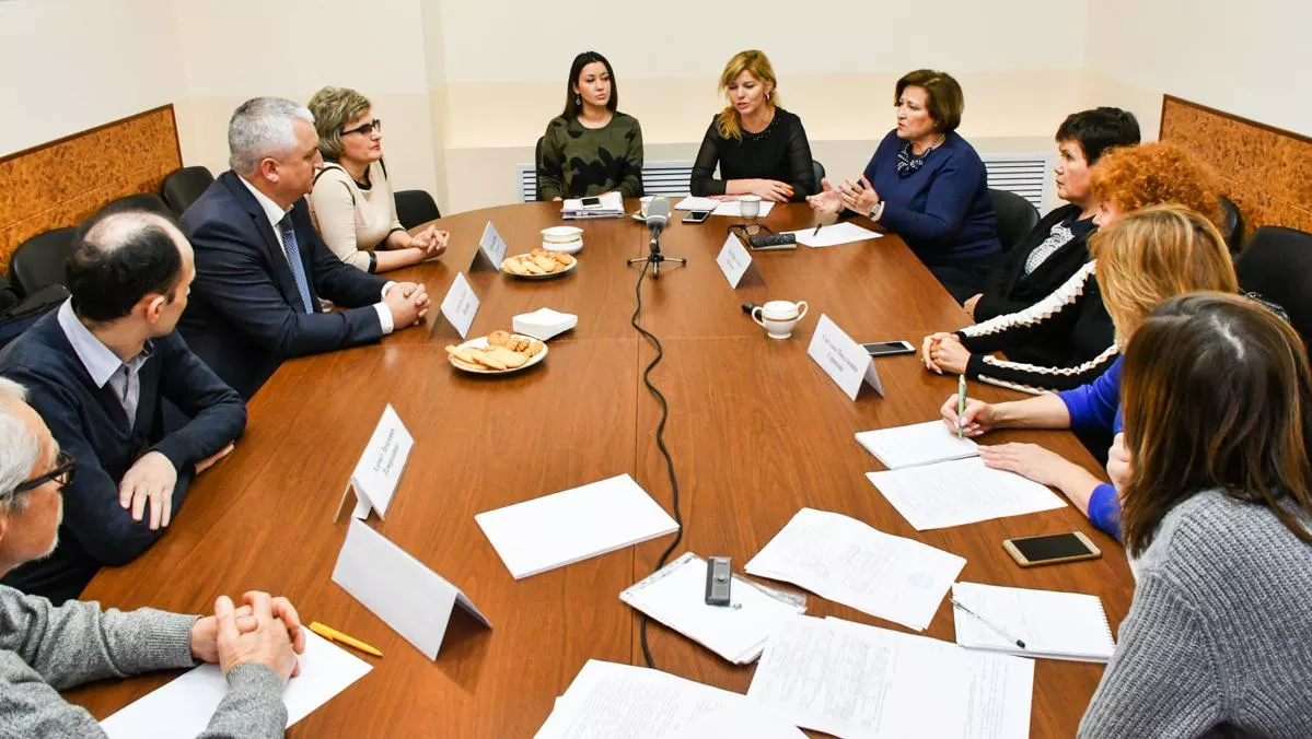 За круглым столом журналисты и эксперты отрасли За круглым столом журналисты и эксперты отрасли