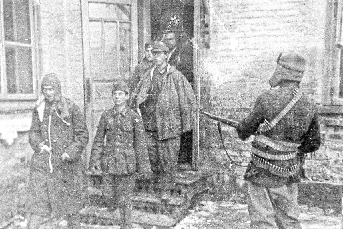 Особенно жестокие преступления совершили члены «зондеркоманды СС-10-а» Особенно жестокие преступления совершили члены «зондеркоманды СС-10-а»