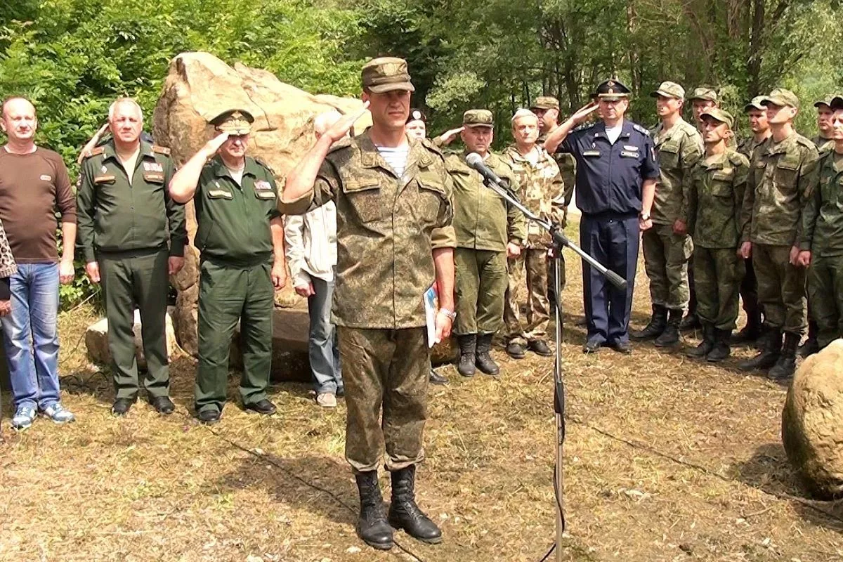 Работы на месте ведут поисковый отряд «Волчьи ворота» совместно с военными. Работы на месте ведут поисковый отряд «Волчьи ворота» совместно с военными.