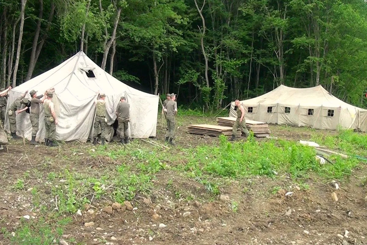 Работы на месте ведут поисковый отряд «Волчьи ворота» совместно с военными. Работы на месте ведут поисковый отряд «Волчьи ворота» совместно с военными.