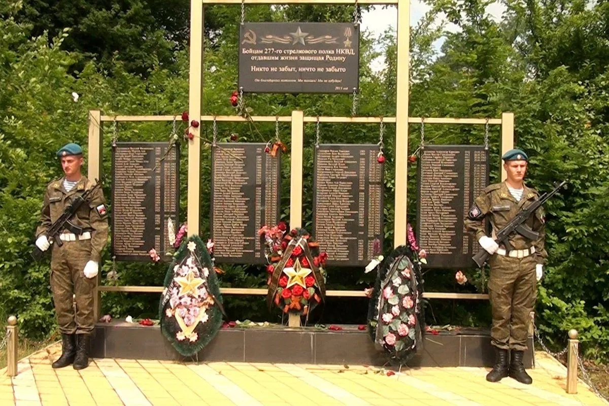 Работы на месте ведут поисковый отряд «Волчьи ворота» совместно с военными. Работы на месте ведут поисковый отряд «Волчьи ворота» совместно с военными.