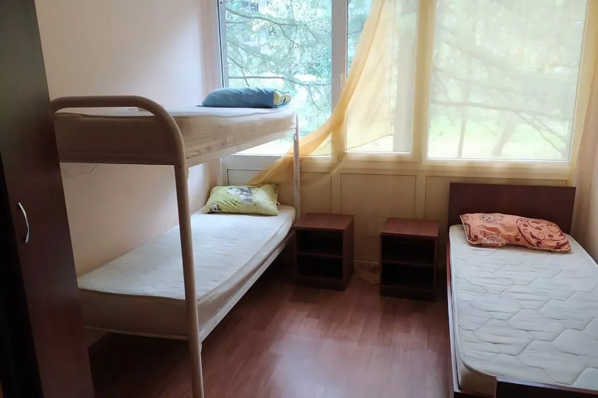 Сейчас в двухэтажном здании туапсинского обсерватора — несколько помещений, в которых можно разместить 16 человек. Сейчас в двухэтажном здании туапсинского обсерватора — несколько помещений, в которых можно разместить 16 человек.