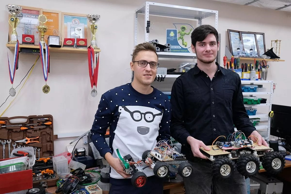 Молодые ученые с одной из своих разработок Молодые ученые с одной из своих разработок