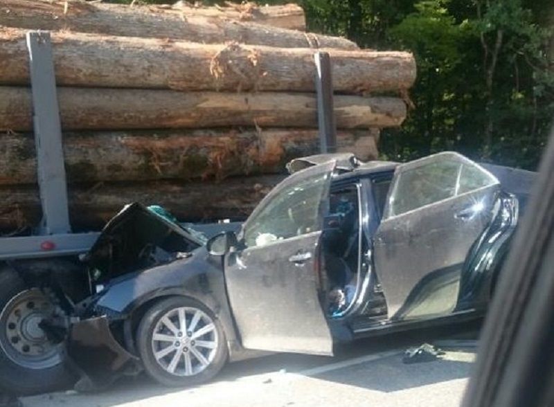 В Туапсинском районе автомобиль врезался в фуру, погибли три человека