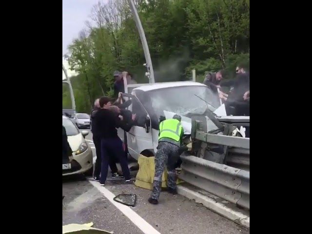 Автомобиль ударился в дорожное ограждение в Сочи