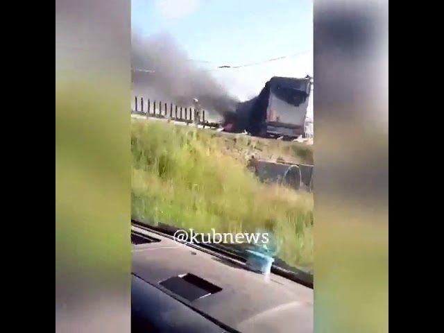 В Кореновском районе столкнулись две фуры и загорелись