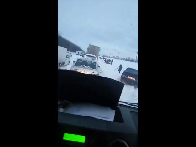 Снежный затор на дорогах под Армавиром