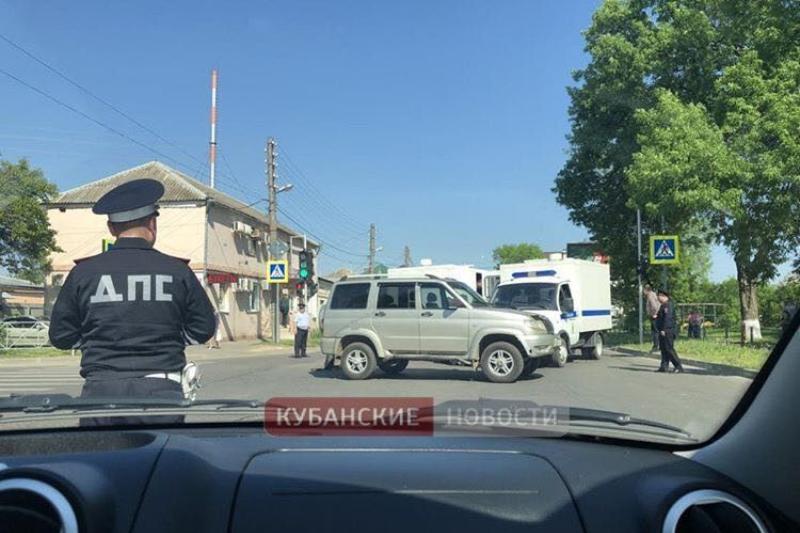 Автомобиль, перевозивший арестантов, устроил ДТП в Краснодаре