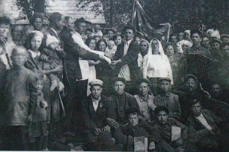 Довоенный снимок из Михизеевой поляны. Через несколько лет, во время оккупации, женщин и детей расстреляют фашисты.