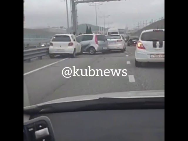 Полицейские в Сочи сняли мужчину с моста