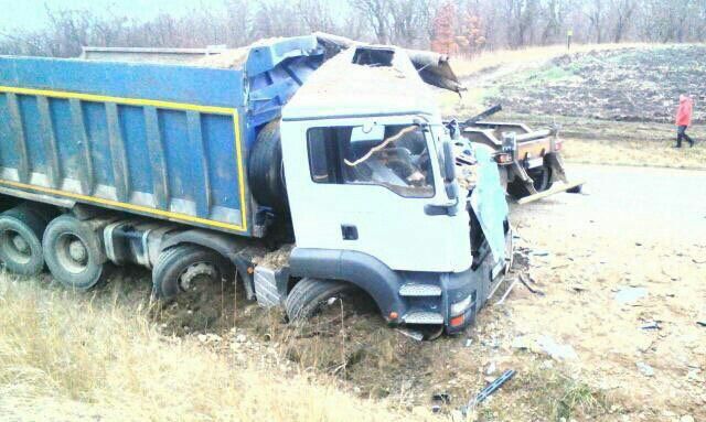 В Белореченском районе столкнулись три грузовика. Есть погибшие, фото-1