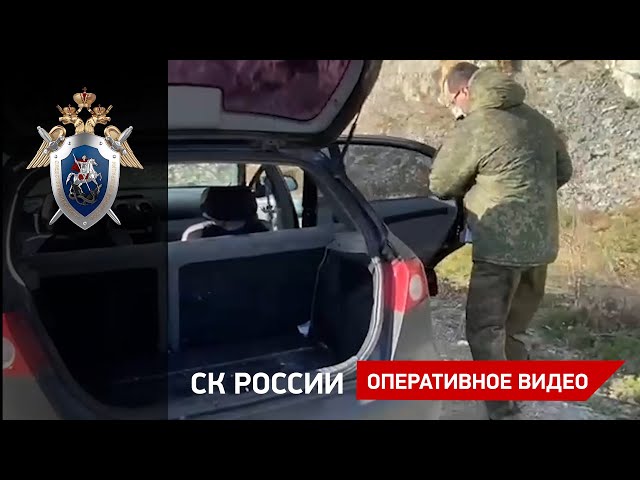 Следователи СК России осматривают оставленный на пляже автомобиль подозреваемого в двойном убийстве