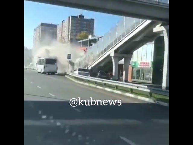 На Ейском шоссе в Краснодаре загорелся автобус