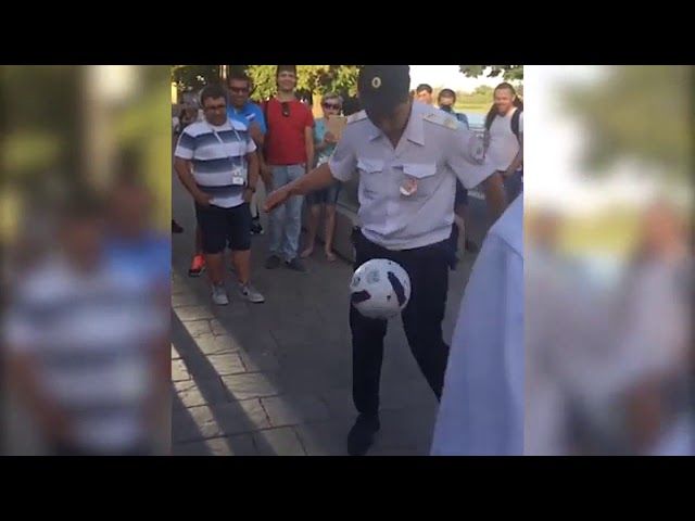 Ростовский полицейский показал иностранным болельщикам класс владения мячом