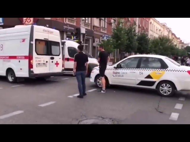 В центре Краснодара произошло ДТП с участием кареты «скорой помощи»