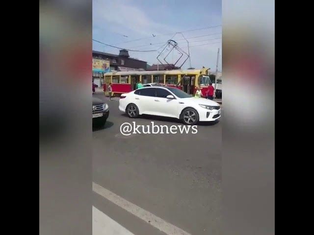 На улице Садовой в Краснодаре столкнулись трамвай и такси