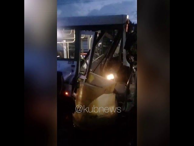 В Сочи рейсовый автобус врезался в ограждение
