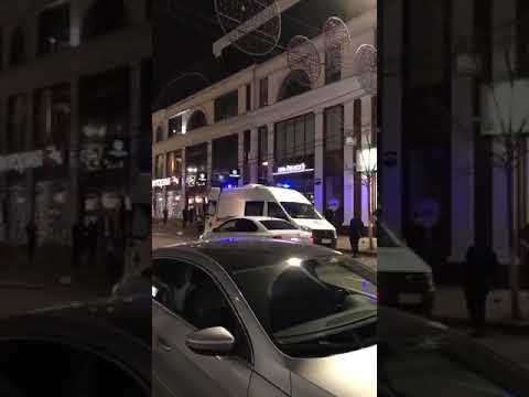 В Краснодаре на тротуаре по улице Красной легковушка сбила молодого человека с девушкой