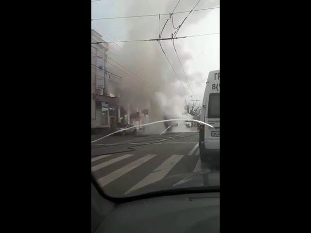 В Краснодаре пожарные потушили загоревшийся автобус