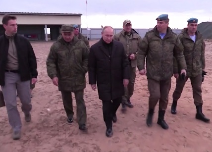 Владимир Путин пострелял из снайперской винтовки на полигоне для мобилизованных