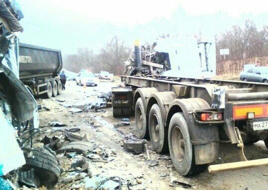 В Белореченском районе столкнулись три грузовика. Есть погибшие, фото-3