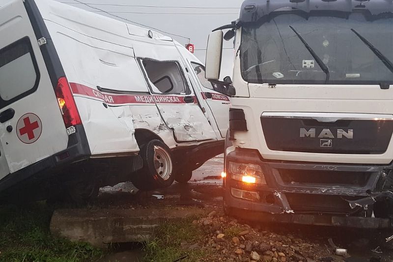 Автомобиль скорой помощи и грузовик столкнулись в Апшеронске
