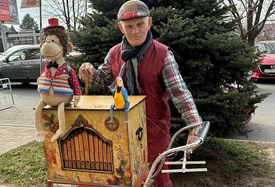 «Хочу подарить людям чудо»: пенсионер Леонид Иванов играет на шарманке на улицах Краснодара