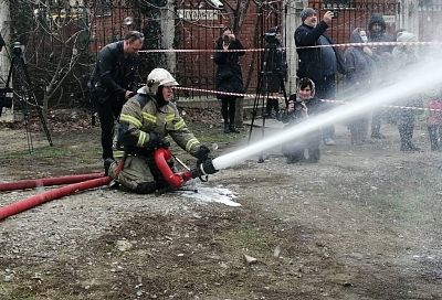 Сотрудники Службы спасения Краснодара провели открытый урок пожарной безопасности