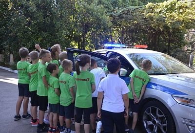 В Сочи ﻿﻿сотрудники Госавтоинспекции провели урок безопасности с учениками младших классов