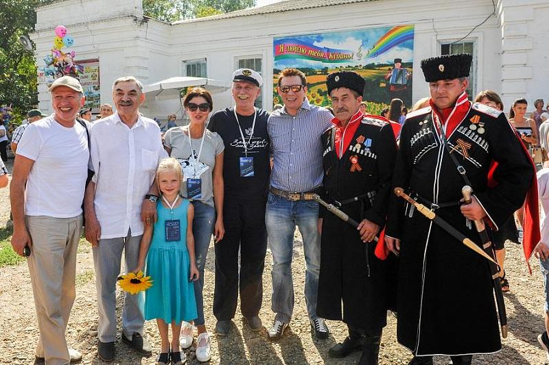 Андрей Анкудинов с гостями и участниками Народного кинофестиваля в Усть-Лабинске.