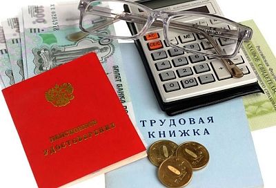 «Многое зависит от стажа». Кому из пенсионеров до конца июня ПФР начислит до 10 000 рублей