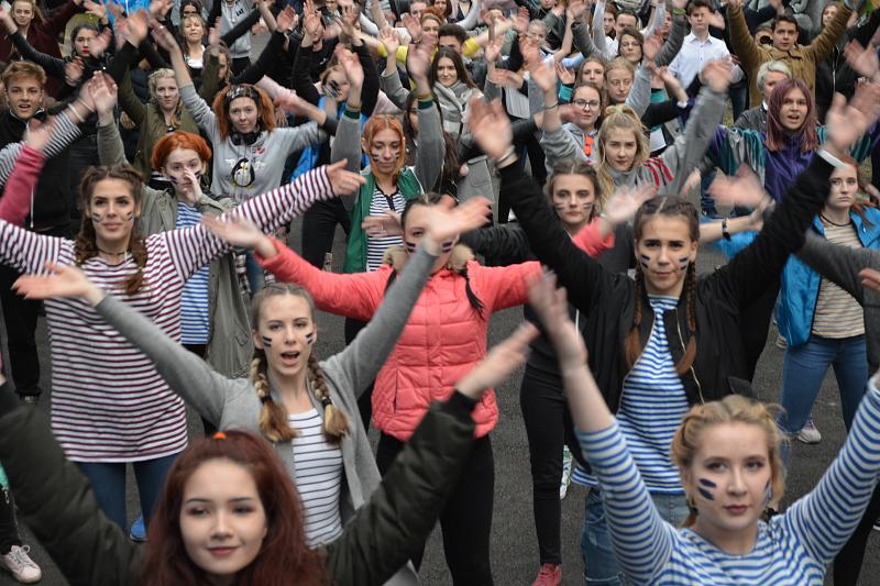 Участники флешмоба в Краснодаре и Крымске