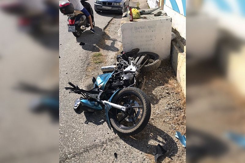 Мотоцикл после столкновения с иномаркой в Сочи