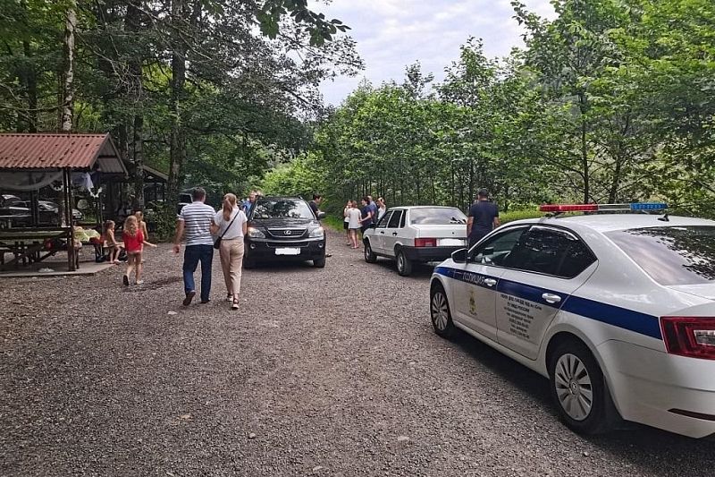 Водитель на «Лексусе» сбил трехлетнего ребенка на базе отдыха в Сочи