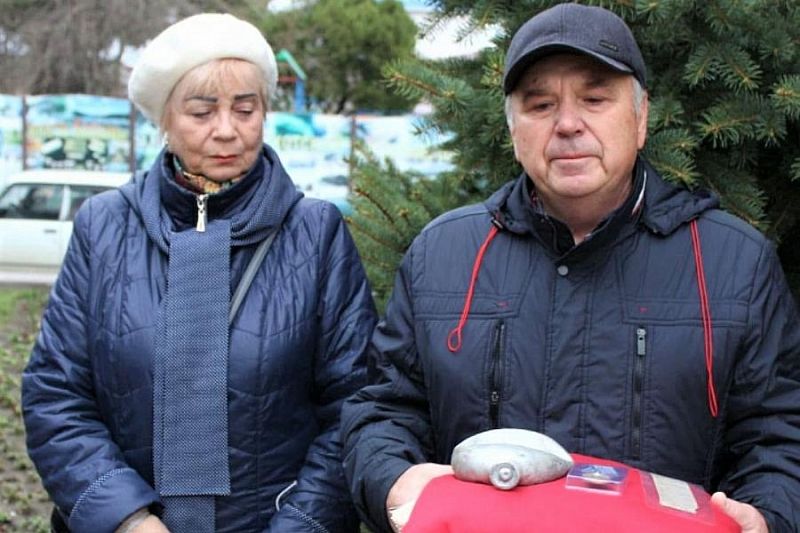 Поисковики в Анапе передали родственникам вещи погибшего красноармейца Макара Петрова