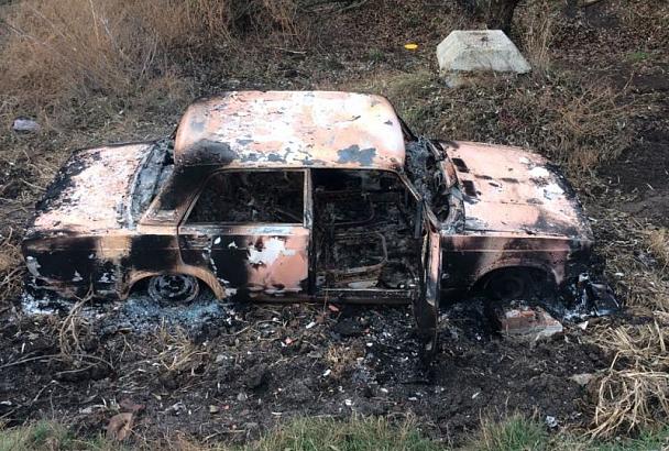 Жители Ейска угнали ВАЗ-2105 и сожгли автомобиль