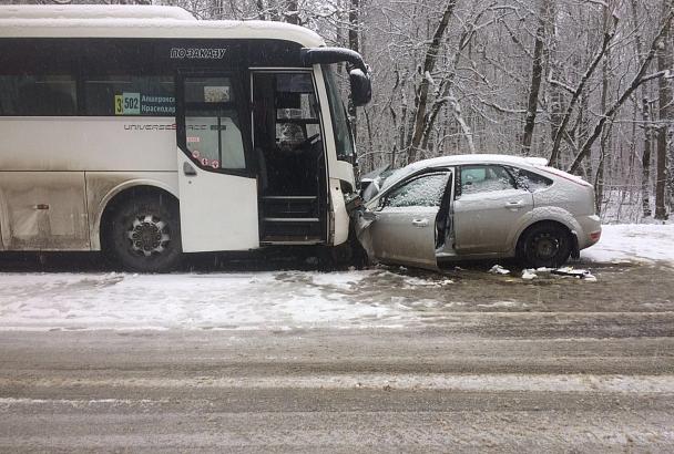 Под Горячим Ключом при столкновении с автобусом погибли водитель «Форда» и его пассажирка