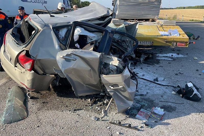Уснула за рулем: на Кубани погибла водитель въехавшей в припаркованный грузовик иномарки