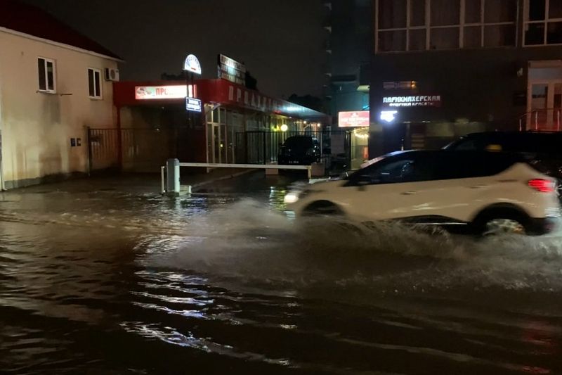 Улицы превратились в реки: сильный ливень вновь подтопил Сочи